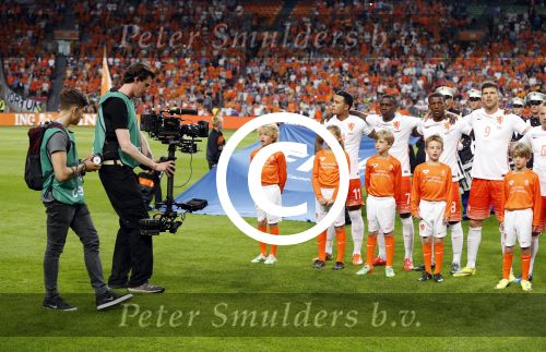 Amsterdam  5 juni 2015
Nederland-USA 3-4 in de arena. Max Smulders mag met Memphis Depay het veld oplopen.
Ivo Borkus loopt met steadycam op het veld.