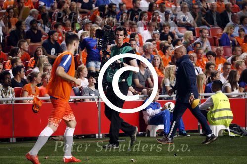 Amsterdam  5 juni 2015
Nederland-USA 3-4 in de arena. Max Smulders mag met Memphis Depay het veld oplopen.
Ivo Borkus loopt met steadycam op het veld.