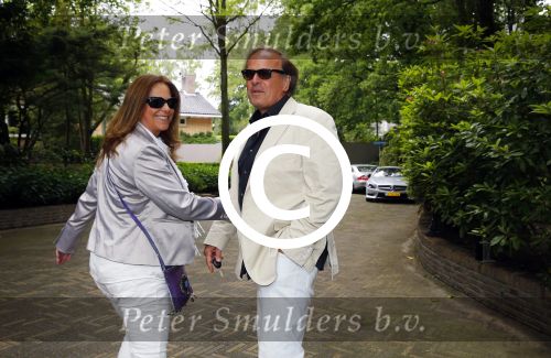 Blaricum 14 juni 2015
Rene Froger heeft een surprise feestje voor zijn vrouw Natasja georganiseerd voor haar 50e verjaardag. Het feest vindt plaats in de tuin van hun huis. Ivo Niehe met vrouw
