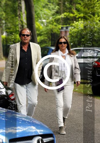 Blaricum 14 juni 2015
Rene Froger heeft een surprise feestje voor zijn vrouw Natasja georganiseerd voor haar 50e verjaardag. Het feest vindt plaats in de tuin van hun huis. Ivo Niehe met vrouw