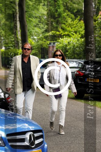 Blaricum 14 juni 2015
Rene Froger heeft een surprise feestje voor zijn vrouw Natasja georganiseerd voor haar 50e verjaardag. Het feest vindt plaats in de tuin van hun huis. Ivo Niehe met vrouw