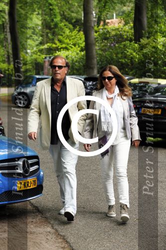 Blaricum 14 juni 2015
Rene Froger heeft een surprise feestje voor zijn vrouw Natasja georganiseerd voor haar 50e verjaardag. Het feest vindt plaats in de tuin van hun huis. Ivo Niehe met vrouw