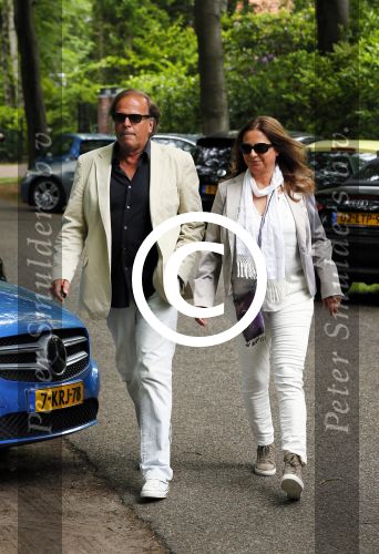 Blaricum 14 juni 2015
Rene Froger heeft een surprise feestje voor zijn vrouw Natasja georganiseerd voor haar 50e verjaardag. Het feest vindt plaats in de tuin van hun huis. Ivo Niehe met vrouw