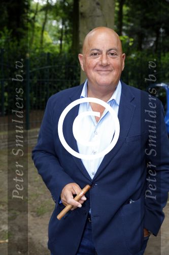Blaricum 14 juni 2015
Rene Froger heeft een surprise feestje voor zijn vrouw Natasja georganiseerd voor haar 50e verjaardag. Het feest vindt plaats in de tuin van hun huis. Jack v Gelder met sigaar