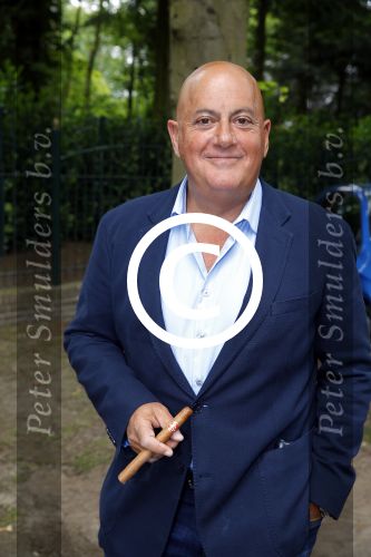 Blaricum 14 juni 2015
Rene Froger heeft een surprise feestje voor zijn vrouw Natasja georganiseerd voor haar 50e verjaardag. Het feest vindt plaats in de tuin van hun huis. Jack v Gelder met sigaar