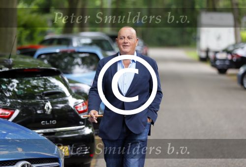 Blaricum 14 juni 2015
Rene Froger heeft een surprise feestje voor zijn vrouw Natasja georganiseerd voor haar 50e verjaardag. Het feest vindt plaats in de tuin van hun huis. Jack v Gelder met sigaar