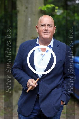 Blaricum 14 juni 2015
Rene Froger heeft een surprise feestje voor zijn vrouw Natasja georganiseerd voor haar 50e verjaardag. Het feest vindt plaats in de tuin van hun huis. Jack v Gelder met sigaar