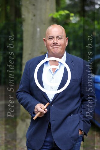 Blaricum 14 juni 2015
Rene Froger heeft een surprise feestje voor zijn vrouw Natasja georganiseerd voor haar 50e verjaardag. Het feest vindt plaats in de tuin van hun huis. Jack v Gelder met sigaar