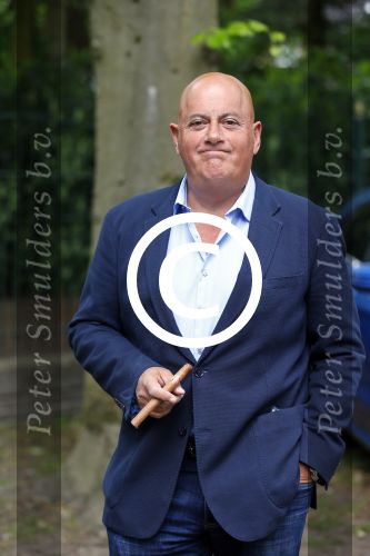 Blaricum 14 juni 2015
Rene Froger heeft een surprise feestje voor zijn vrouw Natasja georganiseerd voor haar 50e verjaardag. Het feest vindt plaats in de tuin van hun huis. Jack v Gelder met sigaar