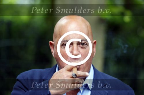 Blaricum 14 juni 2015
Rene Froger heeft een surprise feestje voor zijn vrouw Natasja georganiseerd voor haar 50e verjaardag. Het feest vindt plaats in de tuin van hun huis. Jack v Gelder met sigaar