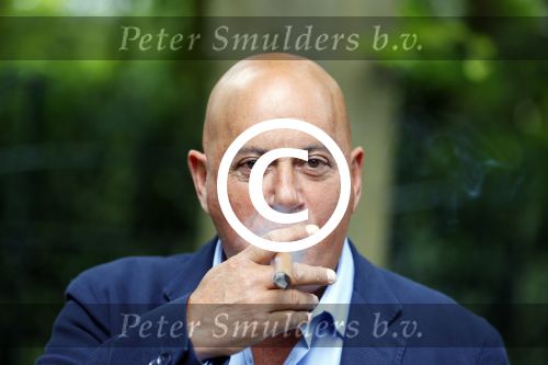 Blaricum 14 juni 2015
Rene Froger heeft een surprise feestje voor zijn vrouw Natasja georganiseerd voor haar 50e verjaardag. Het feest vindt plaats in de tuin van hun huis. Jack v Gelder met sigaar