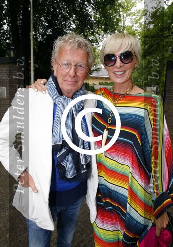 Blaricum 14 juni 2015
Rene Froger heeft een surprise feestje voor zijn vrouw Natasja georganiseerd voor haar 50e verjaardag. Het feest vindt plaats in de tuin van hun huis. Jan en Monique des Bouvrie
