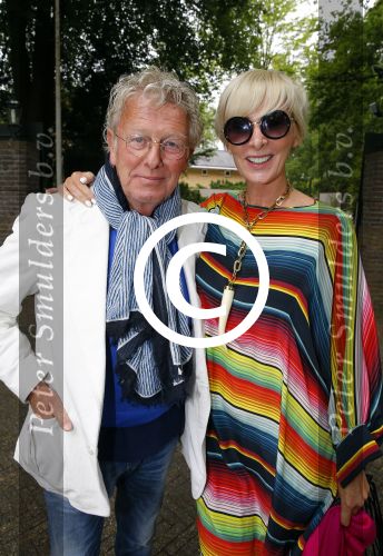 Blaricum 14 juni 2015
Rene Froger heeft een surprise feestje voor zijn vrouw Natasja georganiseerd voor haar 50e verjaardag. Het feest vindt plaats in de tuin van hun huis. Jan en Monique des Bouvrie