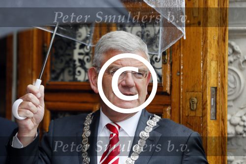 Utrecht 18 mei 2015
Koningin Maxima arriveert in haar audi A8 bij de prins Claus Leerstoel in Utrecht. Jan van Zanen