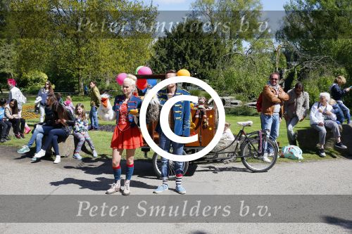 Alphen aan de Rijn 7 mei 2015
Patrick Martens (Koen),Aad van Toor (Adriaan), Bas van Toor (Bassie) en Janouk Kelderman (Keet) tijdens de opnamedag van de nieuwe speelfilm Keet & Koen en de speurtocht naar Bassie & Adriaan .