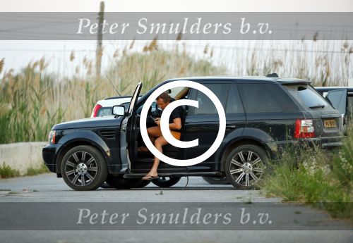 ibiza 4 juni 2015
Jeroen Kool arriveert in zijn Range Rover bij het appartement van Estelle Cruijff.
