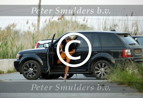 ibiza 4 juni 2015
Jeroen Kool arriveert in zijn Range Rover bij het appartement van Estelle Cruijff.