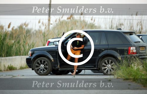 ibiza 4 juni 2015
Jeroen Kool arriveert in zijn Range Rover bij het appartement van Estelle Cruijff.