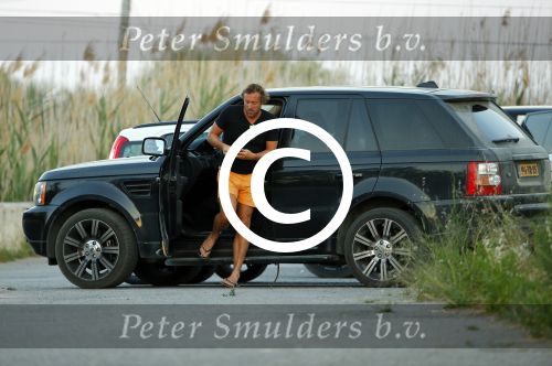 ibiza 4 juni 2015
Jeroen Kool arriveert in zijn Range Rover bij het appartement van Estelle Cruijff.