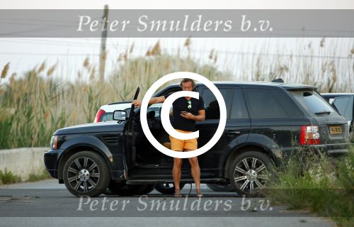 ibiza 4 juni 2015
Jeroen Kool arriveert in zijn Range Rover bij het appartement van Estelle Cruijff.