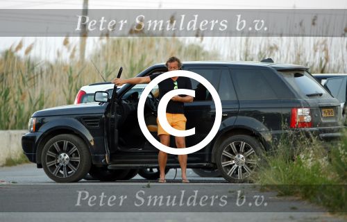 ibiza 4 juni 2015
Jeroen Kool arriveert in zijn Range Rover bij het appartement van Estelle Cruijff.