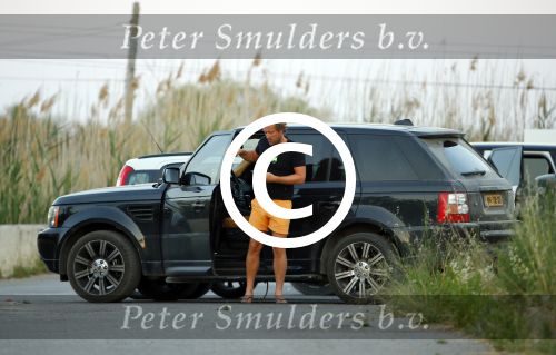 ibiza 4 juni 2015
Jeroen Kool arriveert in zijn Range Rover bij het appartement van Estelle Cruijff.