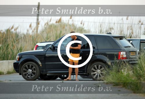 ibiza 4 juni 2015
Jeroen Kool arriveert in zijn Range Rover bij het appartement van Estelle Cruijff.