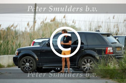 ibiza 4 juni 2015
Jeroen Kool arriveert in zijn Range Rover bij het appartement van Estelle Cruijff.