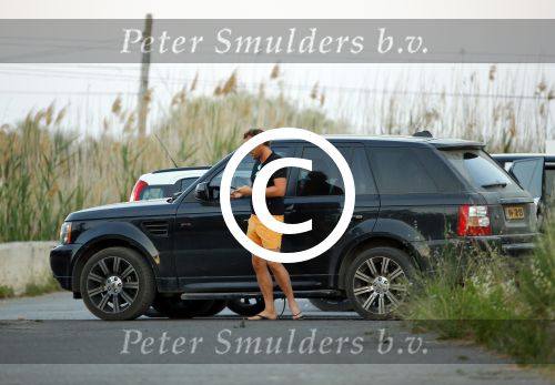 ibiza 4 juni 2015
Jeroen Kool arriveert in zijn Range Rover bij het appartement van Estelle Cruijff.