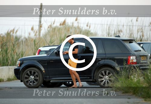 ibiza 4 juni 2015
Jeroen Kool arriveert in zijn Range Rover bij het appartement van Estelle Cruijff.