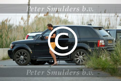 ibiza 4 juni 2015
Jeroen Kool arriveert in zijn Range Rover bij het appartement van Estelle Cruijff.