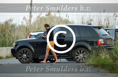 ibiza 4 juni 2015
Jeroen Kool arriveert in zijn Range Rover bij het appartement van Estelle Cruijff.