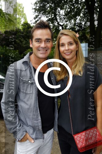 Blaricum 14 juni 2015
Rene Froger heeft een surprise feestje voor zijn vrouw Natasja georganiseerd voor haar 50e verjaardag. Het feest vindt plaats in de tuin van hun huis. Jeroen v d Boom met zijn vrouw Dany