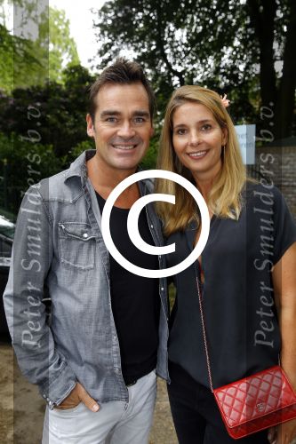 Blaricum 14 juni 2015
Rene Froger heeft een surprise feestje voor zijn vrouw Natasja georganiseerd voor haar 50e verjaardag. Het feest vindt plaats in de tuin van hun huis. Jeroen v d Boom met zijn vrouw Dany