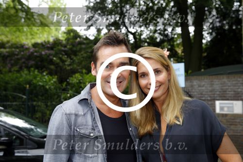 Blaricum 14 juni 2015
Rene Froger heeft een surprise feestje voor zijn vrouw Natasja georganiseerd voor haar 50e verjaardag. Het feest vindt plaats in de tuin van hun huis. Jeroen v d Boom met zijn vrouw Dany
