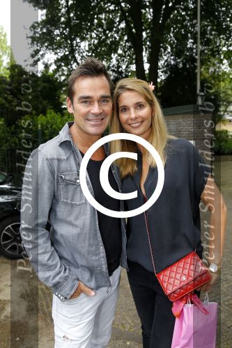 Blaricum 14 juni 2015
Rene Froger heeft een surprise feestje voor zijn vrouw Natasja georganiseerd voor haar 50e verjaardag. Het feest vindt plaats in de tuin van hun huis. Jeroen v d Boom met zijn vrouw Dany
