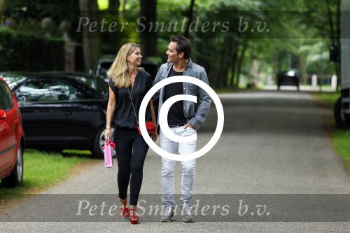 Blaricum 14 juni 2015
Rene Froger heeft een surprise feestje voor zijn vrouw Natasja georganiseerd voor haar 50e verjaardag. Het feest vindt plaats in de tuin van hun huis. Jeroen v d Boom met zijn vrouw Dany
