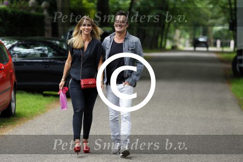 Blaricum 14 juni 2015
Rene Froger heeft een surprise feestje voor zijn vrouw Natasja georganiseerd voor haar 50e verjaardag. Het feest vindt plaats in de tuin van hun huis. Jeroen v d Boom met zijn vrouw Dany