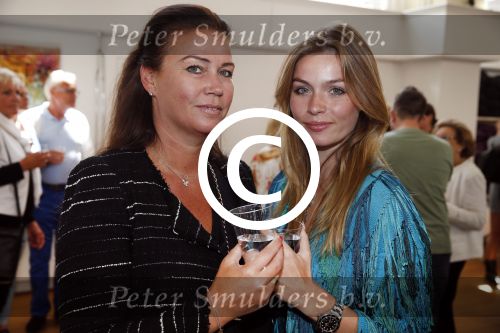 Amsterdam 8 juni 2015
Boekpresentatie Boek Danielle Oonk van t Schip in Yogacentrum Amsterdam. Joelle Witschge met met moeder Lia