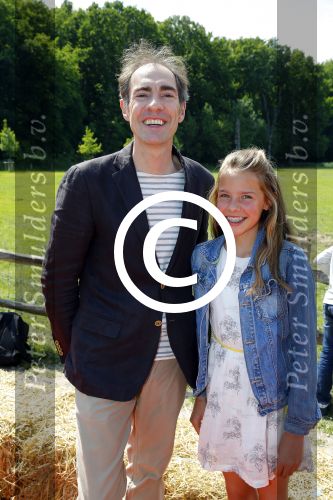 Amsterdam 10 juni 2015
Premiere Apenstreken bij kinderboederij in amsterdamse bos met oa Yvon Jaspers en Kim Lian v d Meij. Johan Neijenhuis met dochter