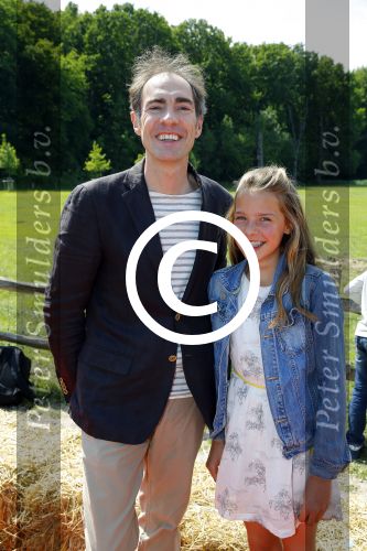 Amsterdam 10 juni 2015
Premiere Apenstreken bij kinderboederij in amsterdamse bos met oa Yvon Jaspers en Kim Lian v d Meij. Johan Neijenhuis met dochter