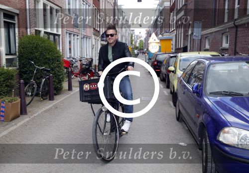Amsterdam 8 juni 2015
Boekpresentatie Boek Danielle Oonk van t Schip in Yogacentrum Amsterdam.
Johnny de Mol op de fiets