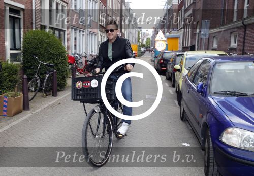 Amsterdam 8 juni 2015
Boekpresentatie Boek Danielle Oonk van t Schip in Yogacentrum Amsterdam.
Johnny de Mol op de fiets