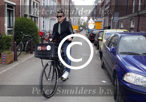 Amsterdam 8 juni 2015
Boekpresentatie Boek Danielle Oonk van t Schip in Yogacentrum Amsterdam.
Johnny de Mol op de fiets