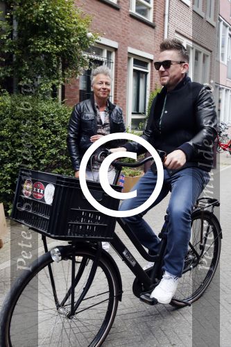 Amsterdam 8 juni 2015
Boekpresentatie Boek Danielle Oonk van t Schip in Yogacentrum Amsterdam.
Johnny de Mol op de fiets