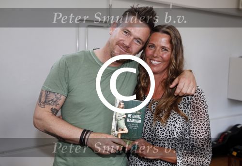 Amsterdam 8 juni 2015
Boekpresentatie Boek Danielle Oonk van t Schip in Yogacentrum Amsterdam. Danielle met broer  Johnny de Mol