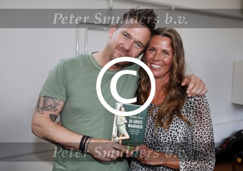 Amsterdam 8 juni 2015
Boekpresentatie Boek Danielle Oonk van t Schip in Yogacentrum Amsterdam. Danielle met broer  Johnny de Mol