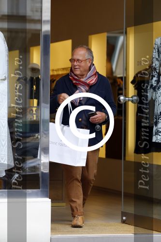 Amsterdam 9 juni 2015
Joop Braakhekke doet boodschappen op de pc hooftstraat