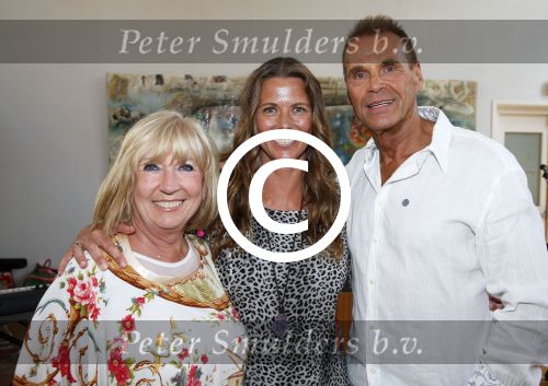 Amsterdam 8 juni 2015
Boekpresentatie Boek Danielle Oonk van t Schip in Yogacentrum Amsterdam. Danielle met vader Joop Oonk en moeder Willeke Alberti
