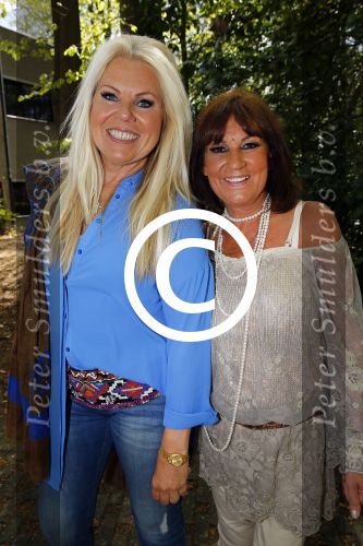 Hilversum 1 mei 2015
Boek presentatie van LUV. Marga Scheide en Jose Hoebee zijn aanwezig in de wisseloord studio\'s.
Peter Boonstra is de maker van het boek.